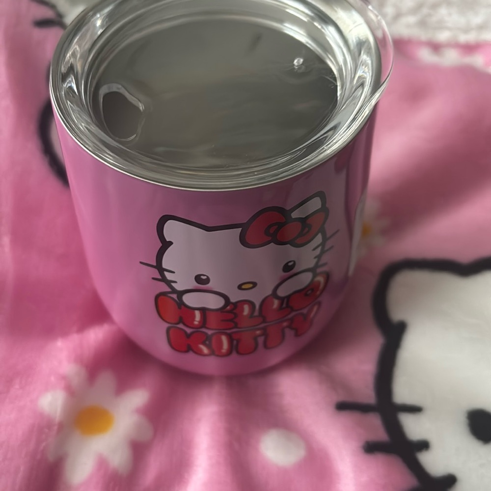 NWT Hello Kitty Valentines Day cup with cover